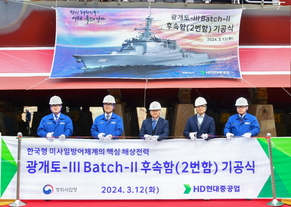 (왼쪽부터) HD현대중공업 특수선사업지원담당 송운성 상무, 특수선생산담당 김상철 상무, 방위사업청 함정사업부 이수용 팀장, 국방기술품질원 이지혁 선임연구원, HD현대중공업 특수선의장생산 담당 이광용 수석.(사진=HD현대중공업)