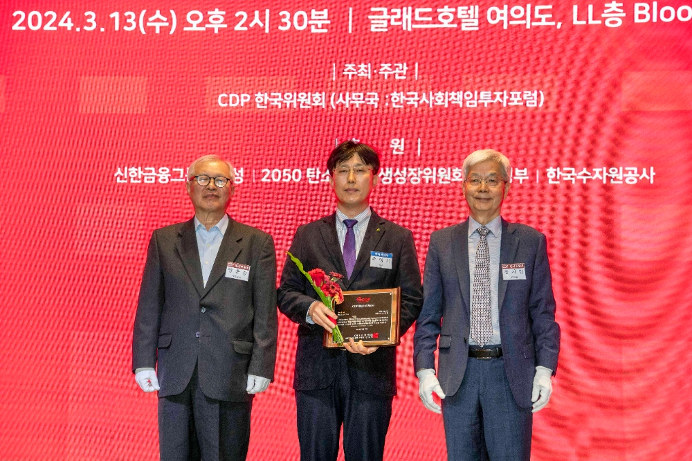 ‘2023 CDP 코리아 어워드’ 시상식에서 현대건설 안전사업지원실장 추영기 상무(가운데)가 CDP 한국위원회 주요 관계자들과 기념사진을 촬영하고 있다.(사진=현대건설)