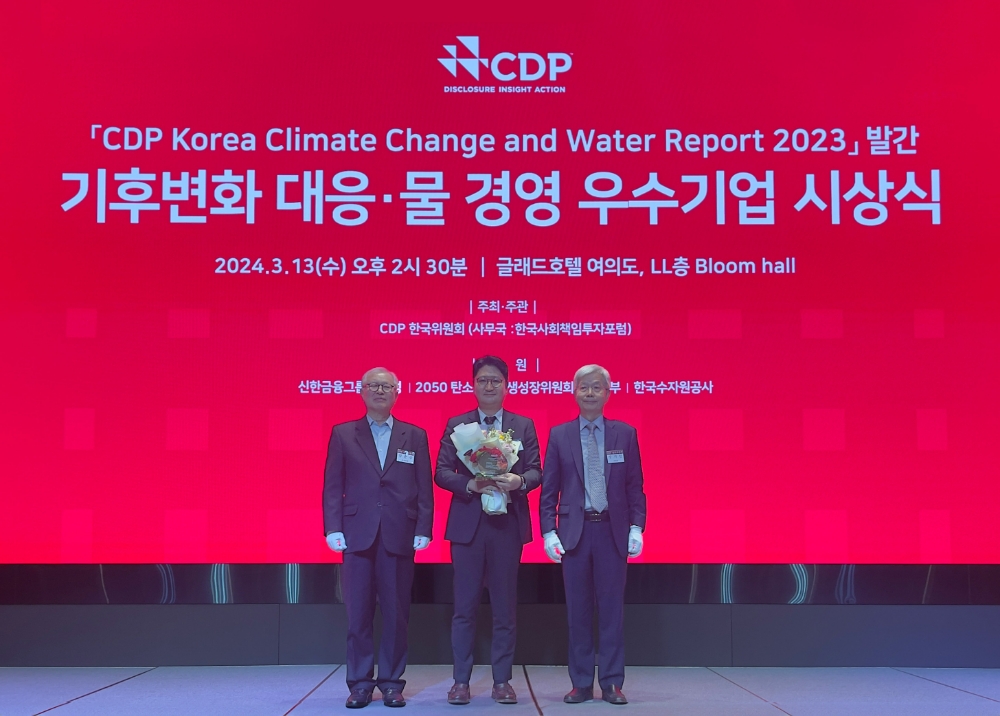 SK네트웍스가 여의도 글래드호텔에서 열린 '2023 CDP 코리아 어워드'에서 산업재 부문 ‘탄소경영 섹터 아너스 상’을 수상했다. 유봉운 SK네트웍스 경영지원본부장(가운데)이 상을 수여하는 모습.(사진=SK네트웍스)
