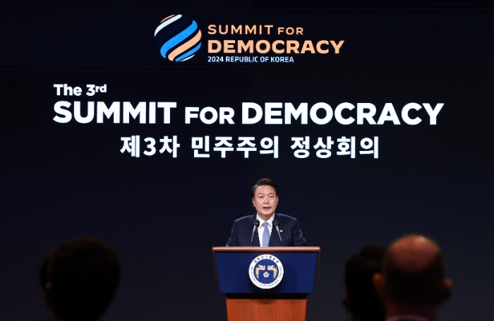 윤 대통령, 민주주의 정상회의 참석... AI·디지털 신기술 활용 민주주의 증진 노력