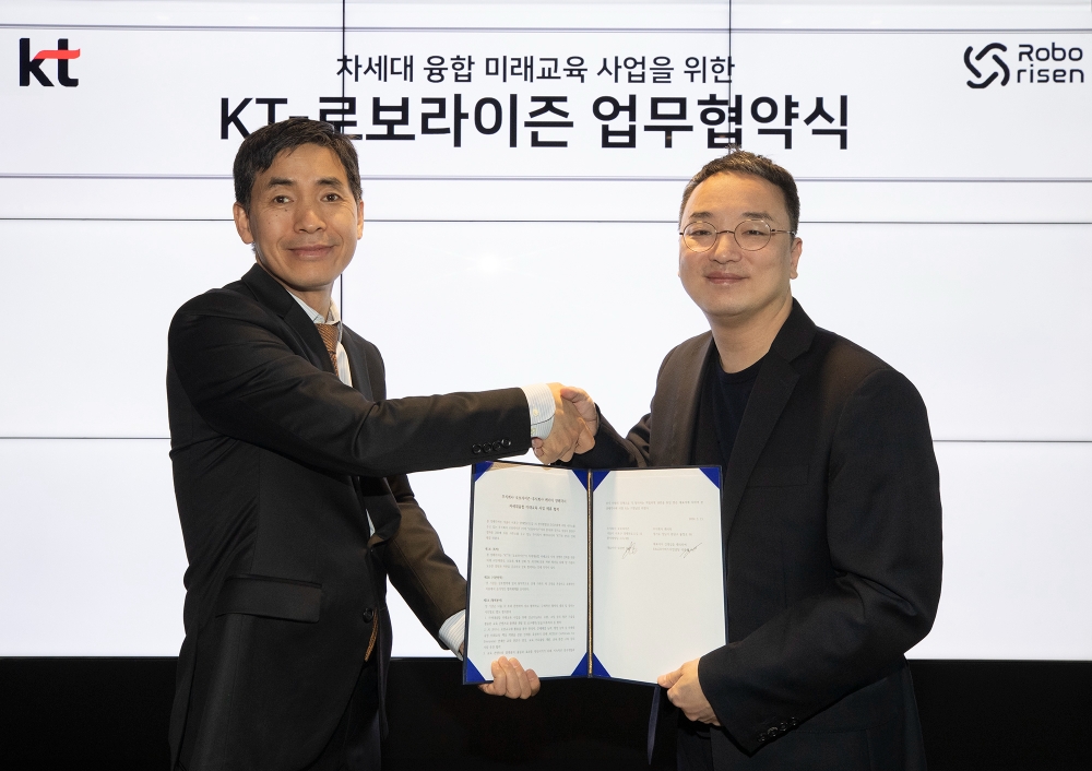 KT 전략∙신사업부문 EduDX서비스사업담당 이종형 상무(오른쪽)와 로보라이즌 임상빈 대표(왼쪽)가 MOU 체결 기념사진을 촬영하는 모습. 사진=KT