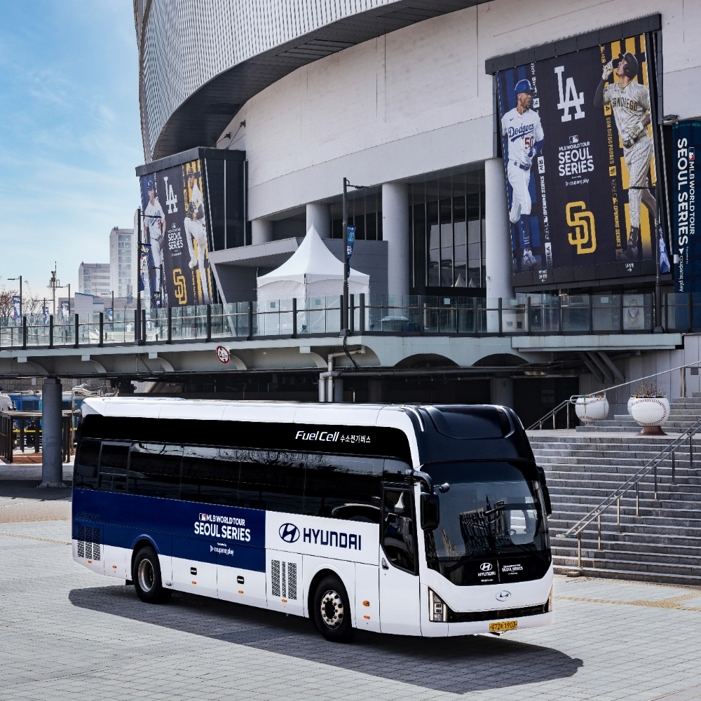 고척스카이돔 앞에 정차한 유니버스 수소전기버스.(사진=현대자동차)