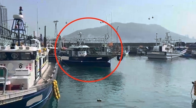 23일 낚시어선 관리 육성법 위반으로 적발된 낚시어선 A호가 항구로 입항 중인 모습.(제공=부산해경)