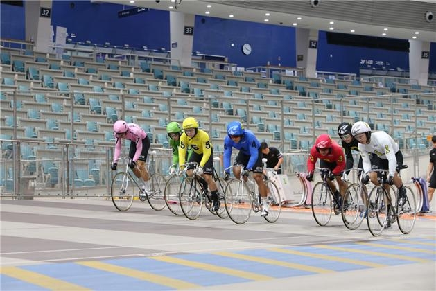 지난해 광명스피돔에서 제28기 경륜선수 후보생들이 본장 적응훈련을 진행하고 있다. (사진=국민체육진흥공단)