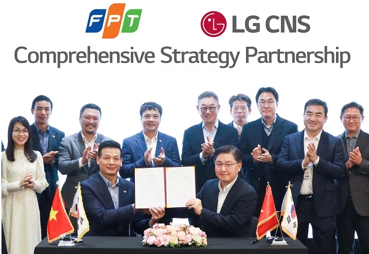 LG CNS 현신균 대표(오른쪽 다섯번째)와 FPT그룹 응우옌 반 코아(왼쪽 네번째) CEO 등 관계자가 지켜보는 가운데 통신/유통/서비스사업부장 박상균 전무와 FPT그룹 부 아잉 뚜 CTO가 MOU를 체결하고 있다. 사진=LG CNS