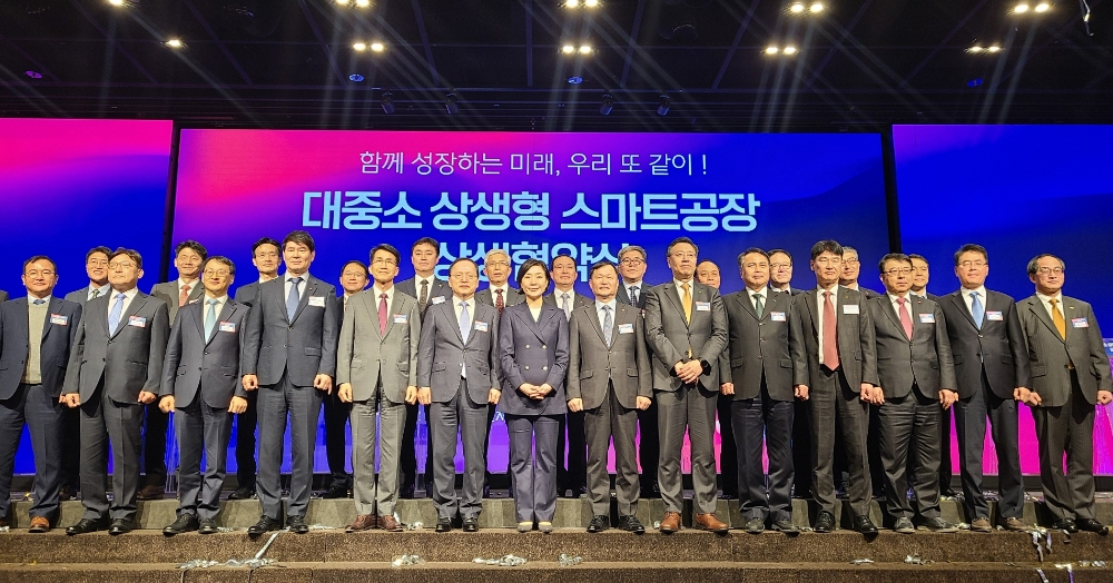 포스코가 26일 서울 여의도 중소기업중앙회에서 중소벤처기업부 및 중소기업중앙회, 대한상공회의소 등과 함께 대·중소 상생형 스마트공장 상생협약을 체결했다. 앞줄 왼쪽 세번째 김용수 포스코 구매투자본부장, 일곱번째 오영주 중소벤처기업부 장관.(사진=포스코)