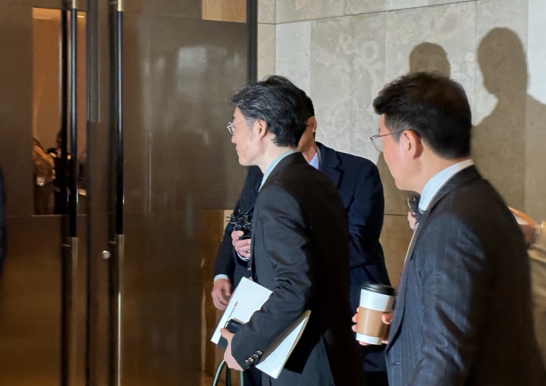 임종윤·종훈 형제가 28일 오전 경기 화성시 라비돌 호텔에서 열린 한미사이언스의 제51기 정기 주주총회장에 입장하고 있다. 사진=연합뉴스