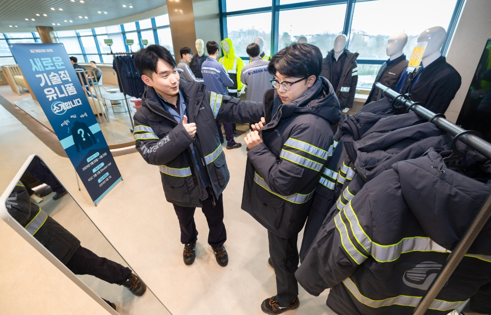 서울 강서구 본사에서 대한항공 직원들이 신규 안전 현장 유니폼을 시착해보는 모습.(사진=대한항공)