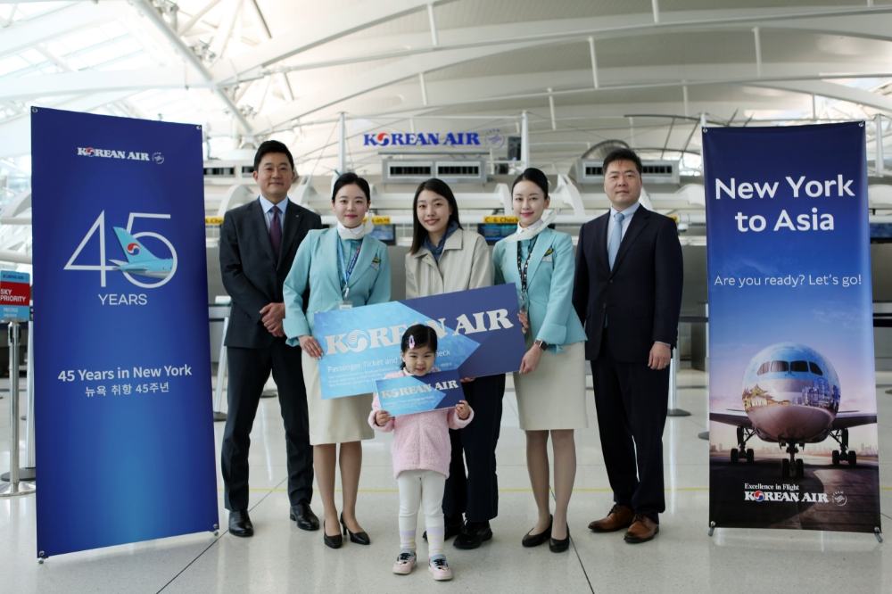 항공권 당첨자 김지현씨(가운데)와 대한항공 관계자들이 기념사진을 촬영하는 모습.(사진=대한항공)