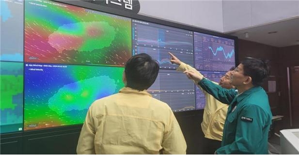 가운데 전력거래소 정동희 이사장. 한국전력거래소