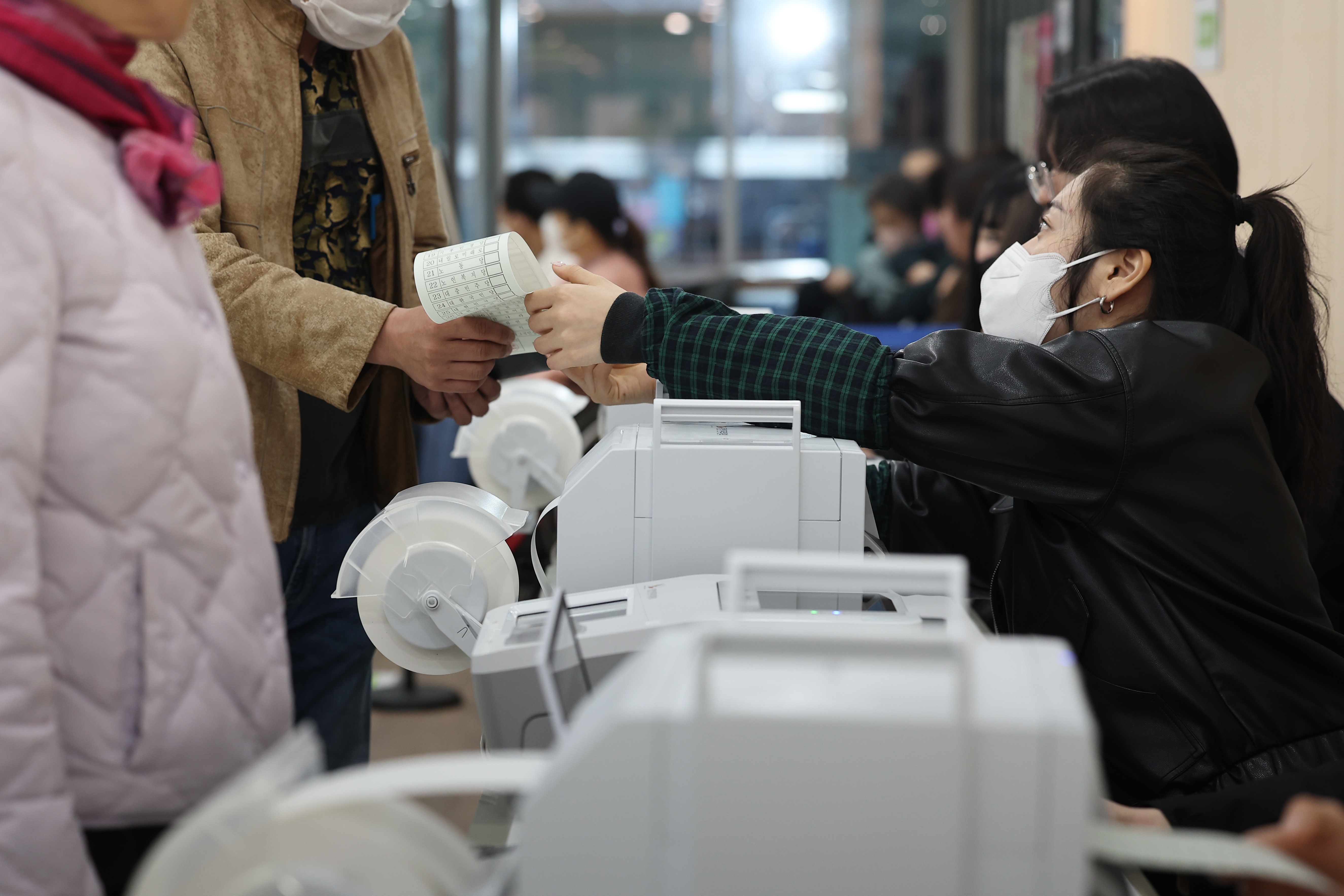  제22대 국회의원선거 사전투표가 시작된 5일 오전 서울 서초구 내곡열린문화센터에 마련된 사전투표소에서 한 유권자가 투표용지를 받고 있다. 사진=연합뉴스