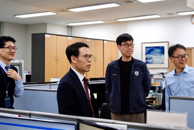 문흥호 김해공항세관장(왼쪽에서 두번째)이 세관 상황을 점검하며 직원들을 격려하고 있다.(제공=부산본부세관)
