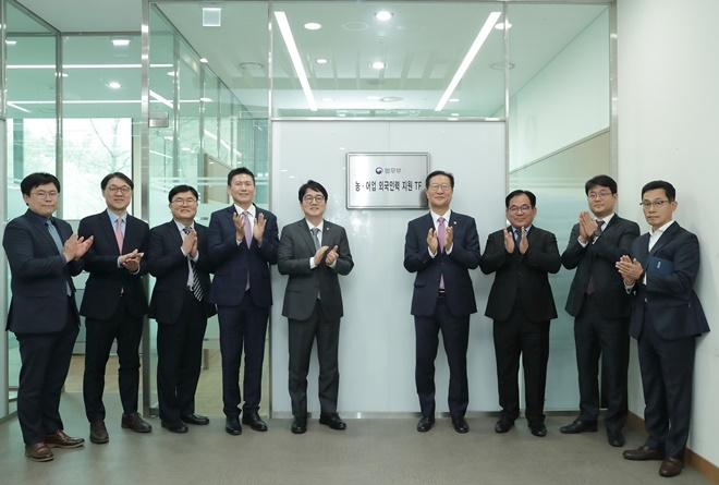 박성재 법무부장관(우측 네번째) 등이 4월 8일 오후 4시 「농·어업 외국인력 지원 TF」발족 현판식을 갖고 기념촬영(사진제공=법무부).
