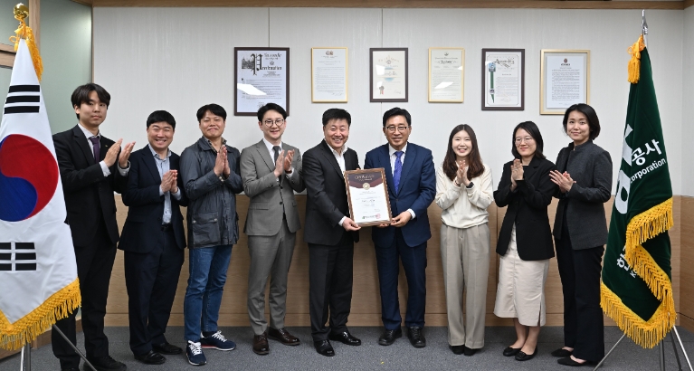 글로벌 저탄소 식생활·김치 홍보대사 위촉식 단체사진. 한국농수산식품유통공사 김춘진 사장(왼쪽 4번째), 영국 킹스턴 왕립구 김동성 의원(왼쪽 5번째), 런던 한류 페스티벌 배찬효 총감독(오른쪽 3번째). 사진=한국농수산식품유통공사