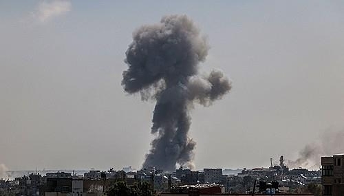 (사진=연합뉴스) 12일(현지시간) 가자지구 중부 누세라이트 난민촌이 이스라엘군의 포격을 받았다.