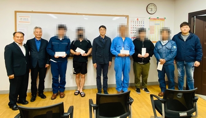 직업훈련위원회 김형석 회장(사진좌측에서 5번째)과 울산지부 김성균 지부장(좌측에서 1번째), 국가기술 자격증 취득 보호대상자들이 지원금 전달 기념촬영을 하고 있다.(사진제공=한국법무보호복지공단 울산지부)
