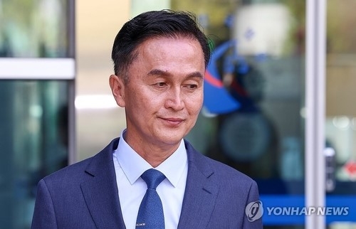 굳은 표정으로 법원 나서는 류삼영 전 총경.(사진=연합뉴스)