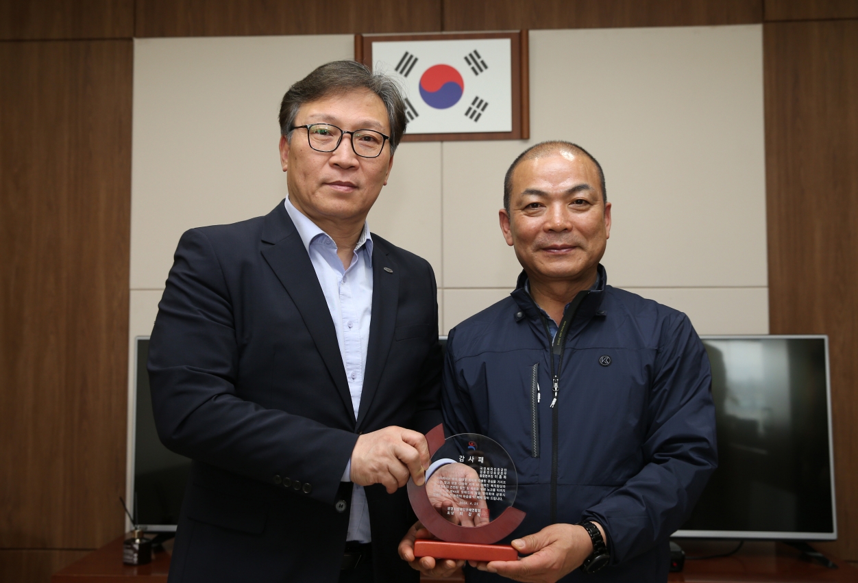 지난 19일, 광명스피돔에서 이홍복 경륜경정총괄본부장(왼쪽)이 광명시 장애인단체연합회 최강식 회장으로부터 감사패를 받고 기념사진을 촬영하고 있다.(사진=국민체육진흥공단)