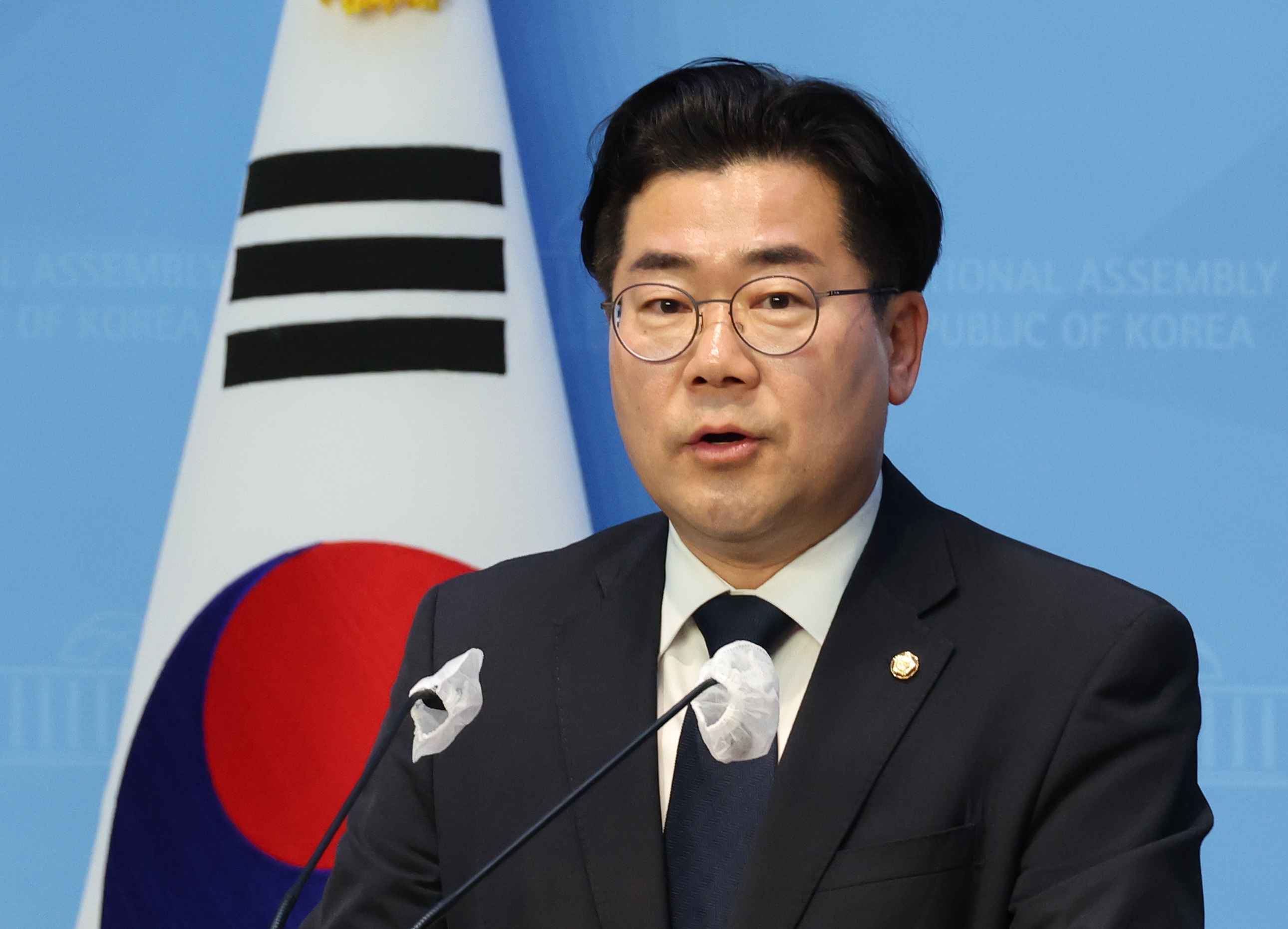 더불어민주당 박찬대 의원이 21일 국회에서 원내대표 출마 선언 기자회견을 하고 있다.(사진=연합뉴스)