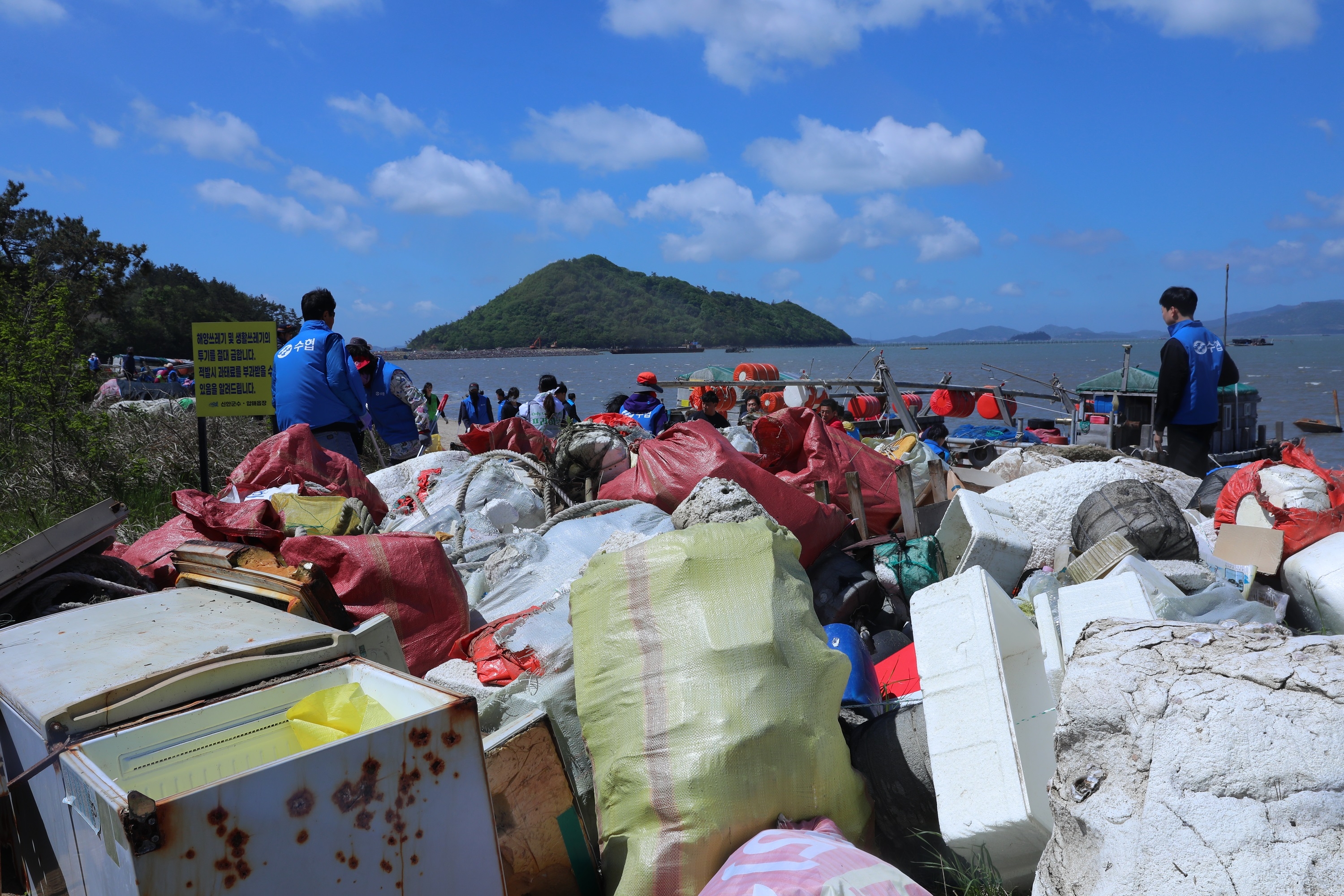 . 수협중앙회는 24일, 전남 신안군 압해읍에서 '함께海 플로깅' 행사를 열고 해안가에 쓰레기를 청소하고 있다. (사진=수협중앙회)