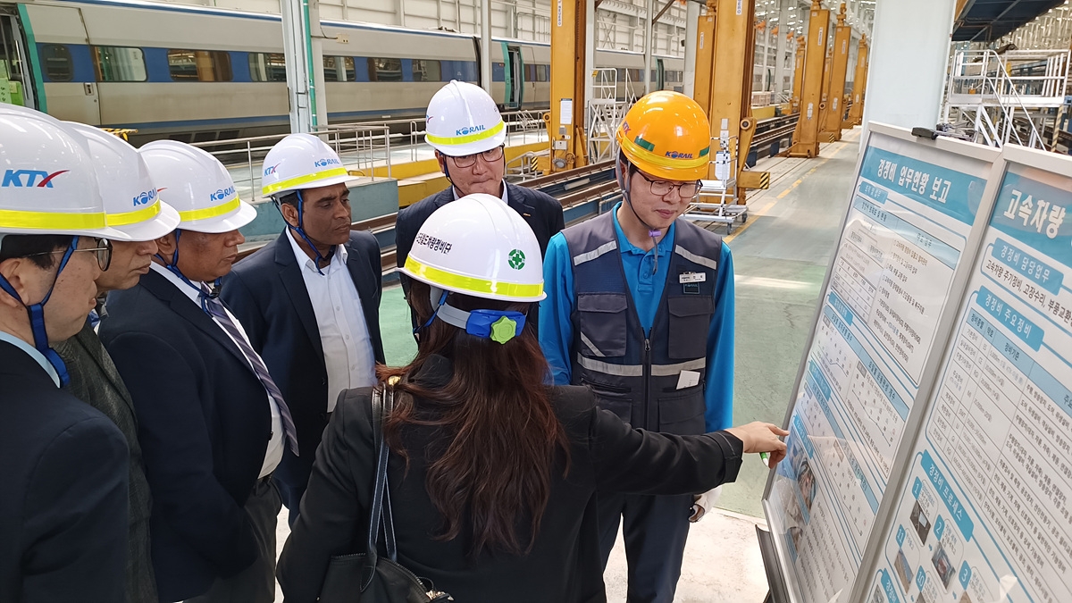 코레일이 25일 오후 고양 수도권철도차량정비단에서 방글라데시 철도관계자에게 차량 유지보수 설비를 설명하고 있다.(사진=코레일)