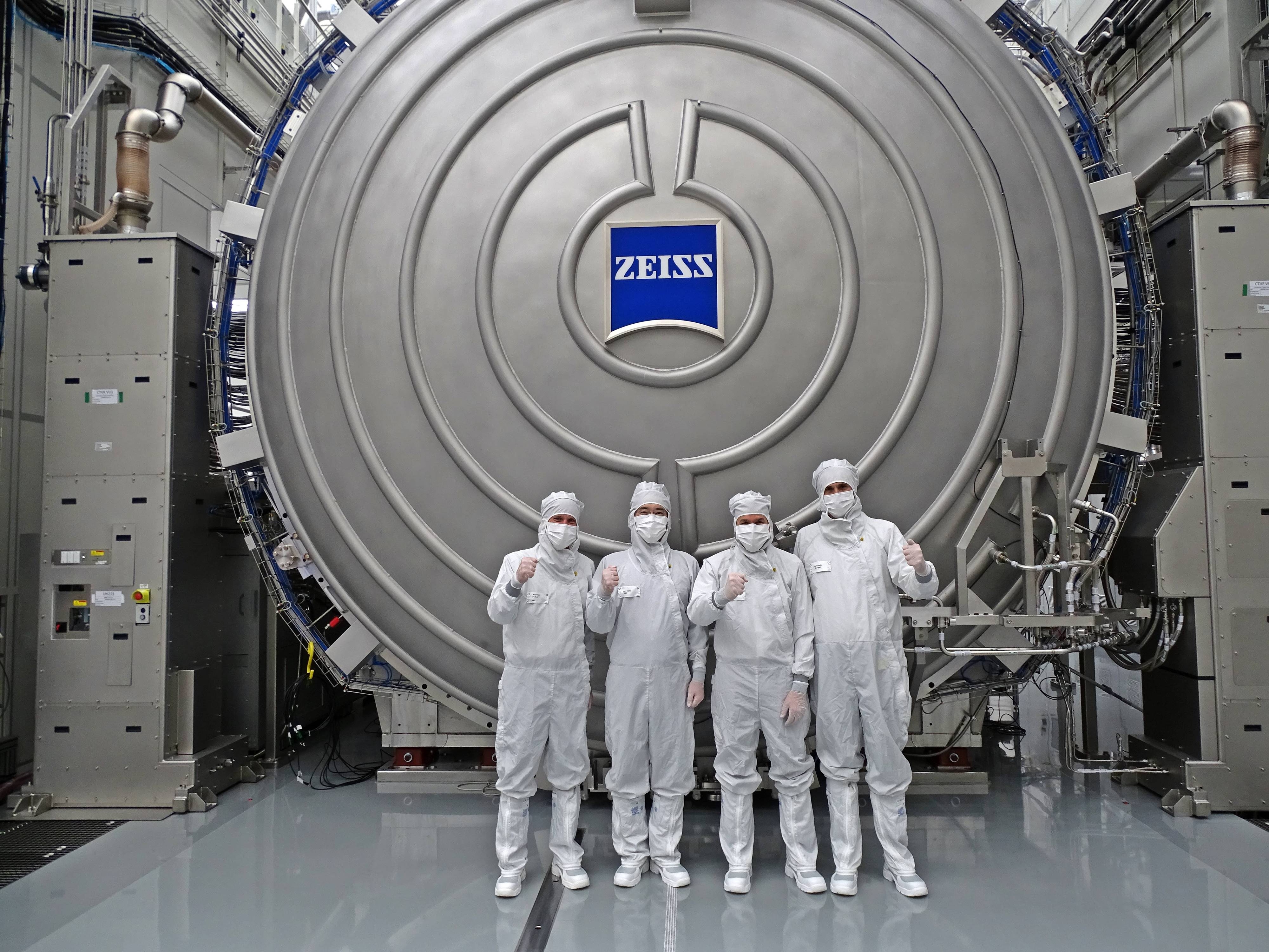 26일(현지 시간) 독일 오버코헨 ZEISS 본사를 방문한 이재용 삼성전자 회장(왼쪽에서 두번째)이 최신 반도체 장비를 살펴본 뒤 칼 람프레히트(Karl Lamprecht) ZEISS그룹 CEO(왼쪽에서 세번째), 안드레아스 페허(Andreas Pecher) ZEISS SMT(Semiconductor Manufacturing Technology) CEO(왼쪽에서 첫번째)와 함께 기념사진을 촬영하는 모습. 사진=삼성전자