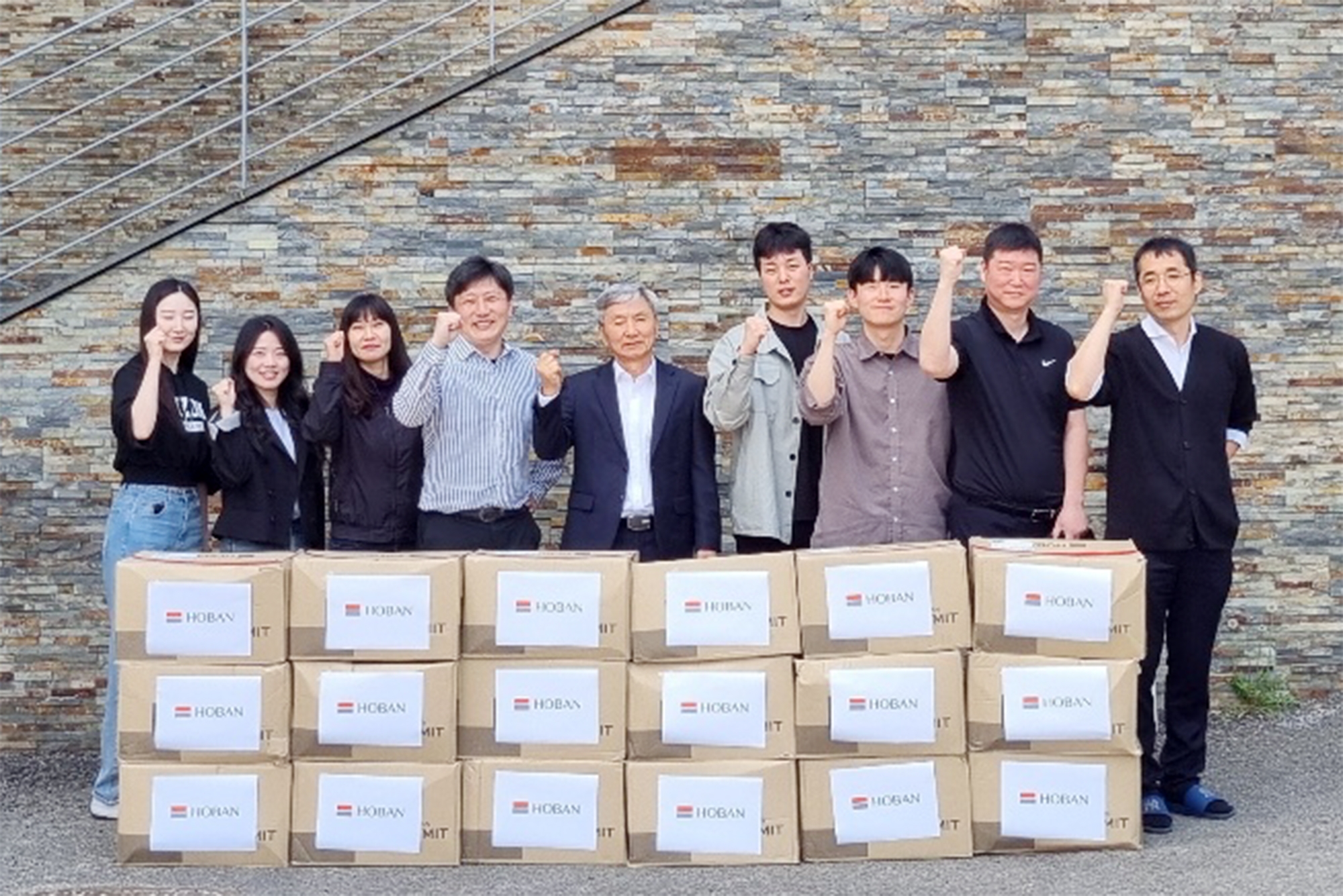 호반프라퍼티의 아브뉴프랑 협력사인 월드유니텍 임직원 모습.(사진=호반그룹)