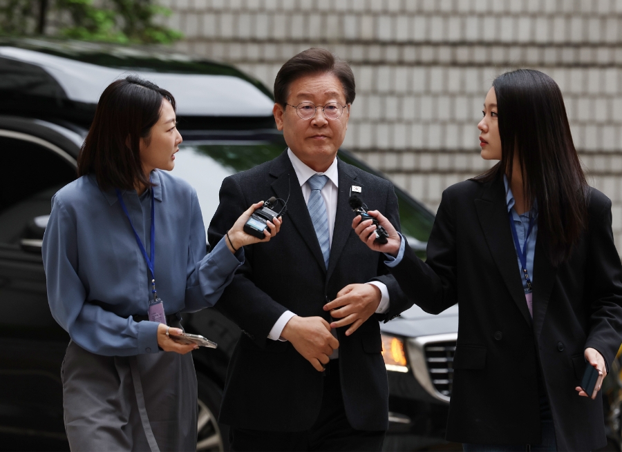 법원 출석하는 이재명 전 대표(사진=연합뉴스)