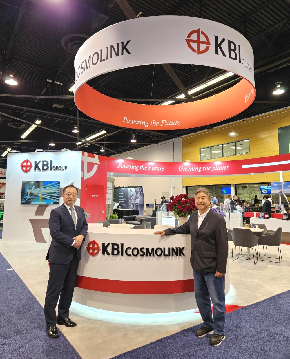 박한상 KBI그룹 부회장(우측 첫번째)과 김병제 KBI코스모링크 사장이 부스앞에서 기념촬영을 하고 있다.(사진=KBI그룹)