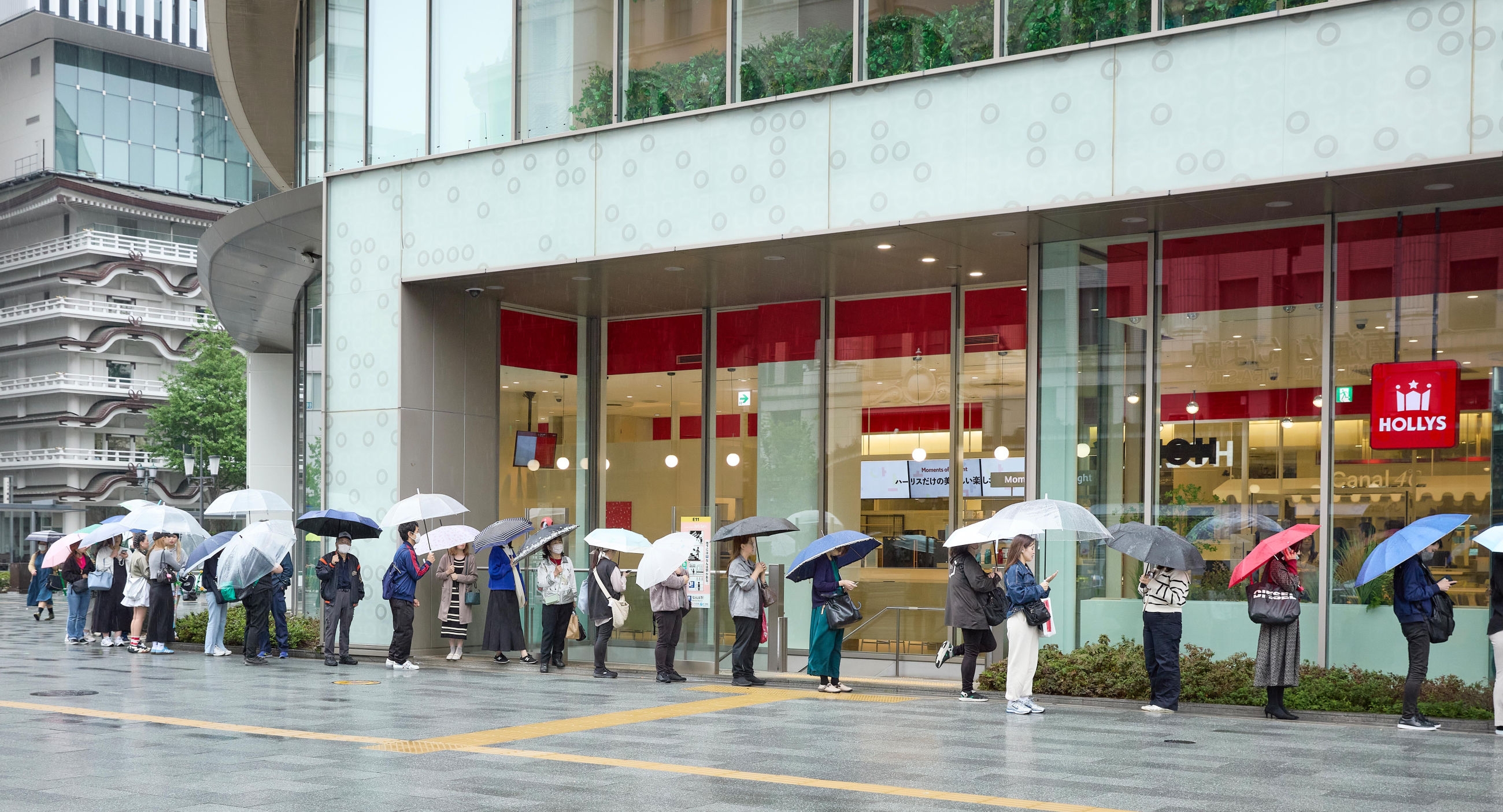 할리스 오사카 난바 마루이점 ,오픈 당일 약 900명, 일주일간 6천명 방문