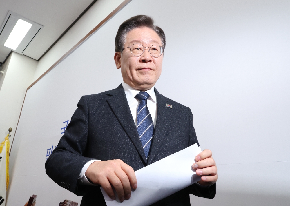 더불어민주당 이재명 대표가 8일 오전 국회에서 열린 최고위원회의를 마친 뒤 이석하고 있다. 사진=연합뉴스