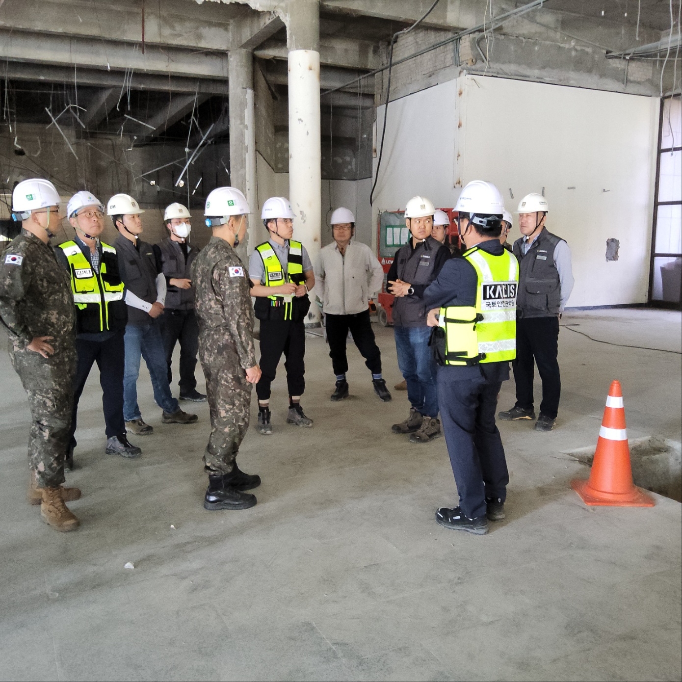박물관 리모델링공사 현장에서 안전코칭 중인 모습.(사진=국토안전관리원)
