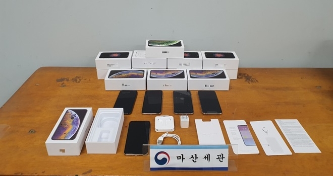 마산세관에서 압수한 중국산 위조스마트폰 사진.(제공=관세청 마산세관)