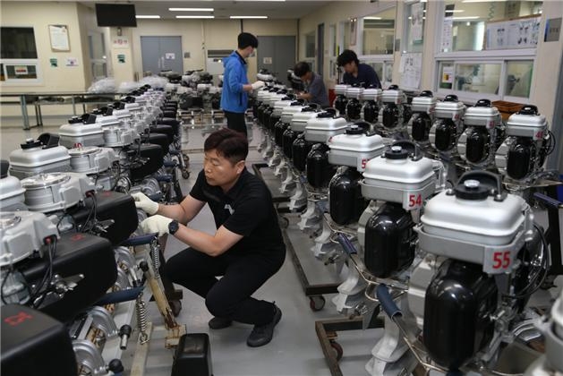 미사리경정장 장비동에서 관계자들이 신형 모터를 검수하고 있다.(사진=국민체육진흥공단)