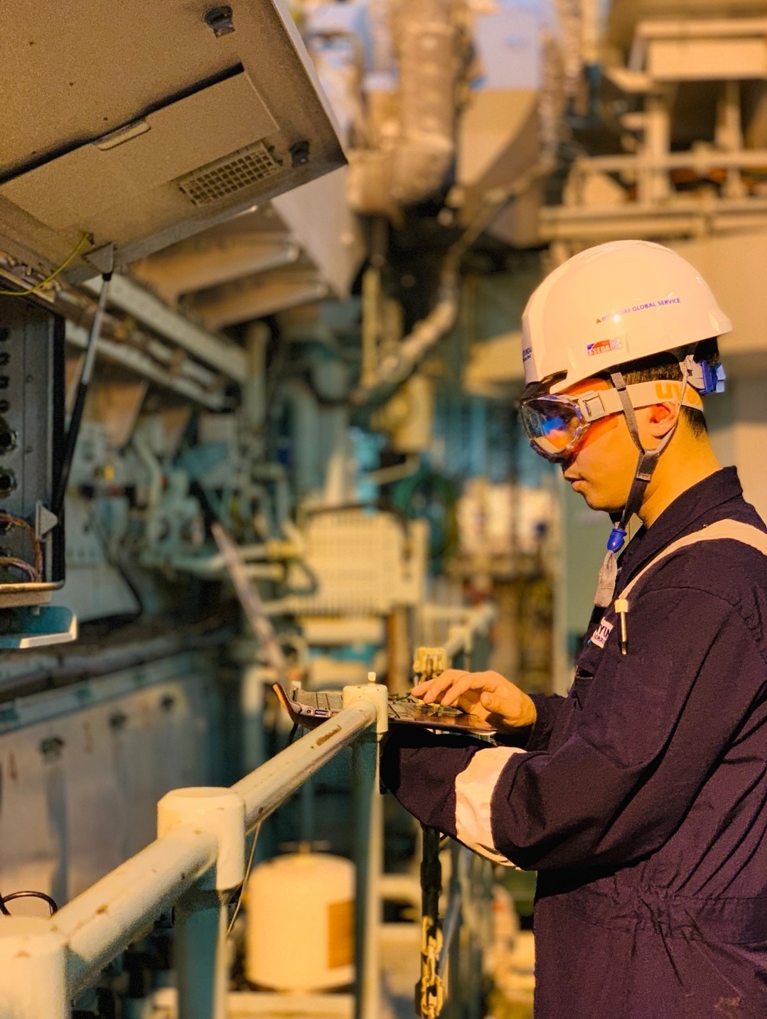 HD SmartCare 부산 센터 직원이 선박 방문 점검 서비스를 제공하고 있다.(사진=HD현대마린솔루션)