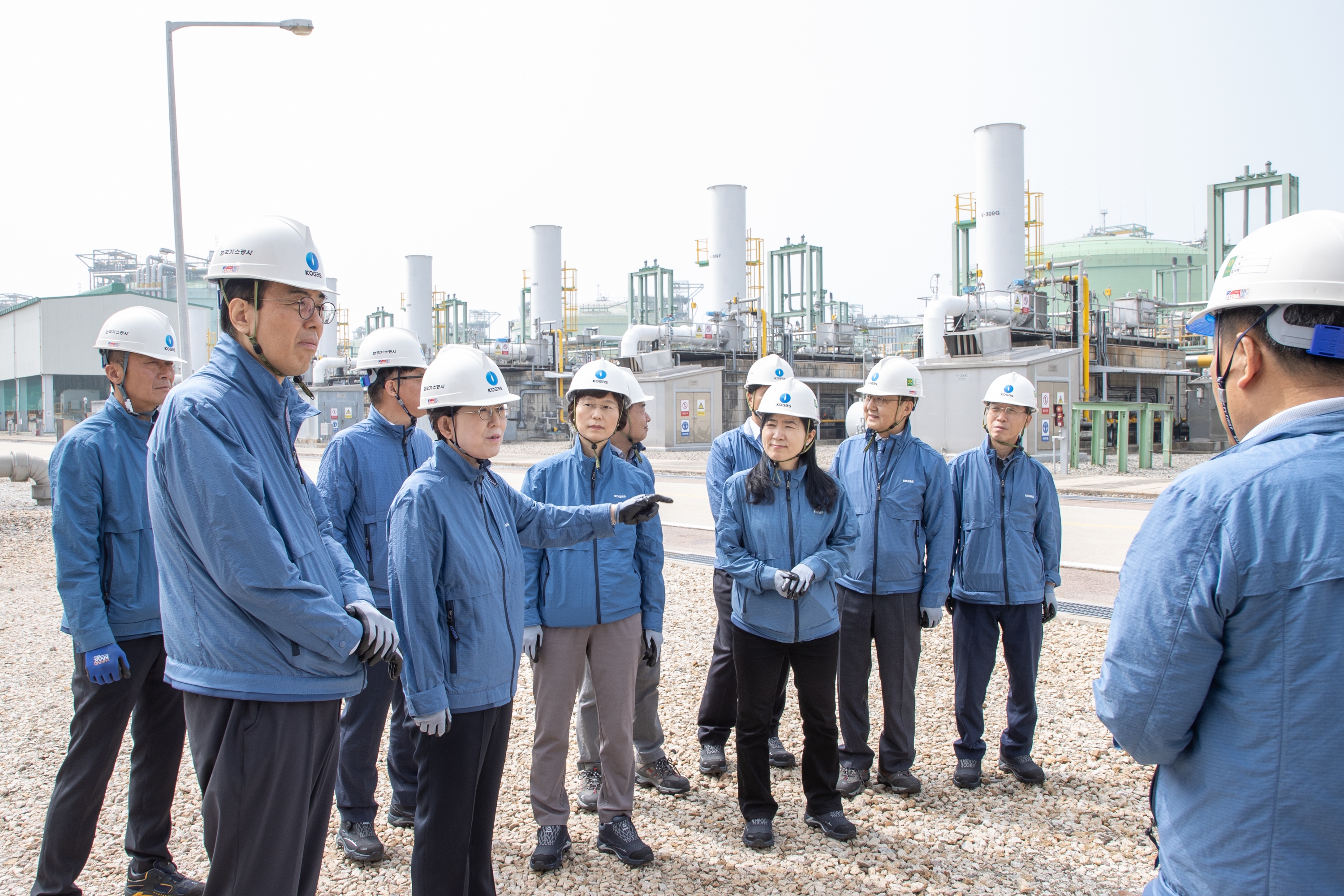 2024년 대한민국 안전大전환 집중안전점검’기간을 맞아 최연혜 사장을 비롯한 상임이사·비상임이사 전원이 24일, 인천 LNG기지 안전점검을 실시했다.(왼쪽에서 두번째 최연혜 가스공사 사장).(사진=가스공사)