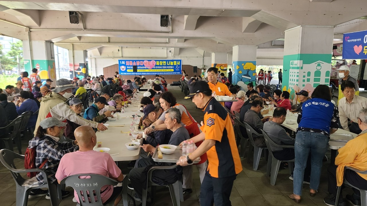 ‘사랑愛 짜장면 나눔행사’에 참석한 중앙남성의용소방대원들이 어르신들을 위한 봉사활동을 하고 있다.