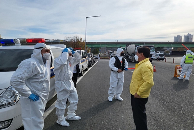 지난 2022년 진행한 고리 방사능방재 연합훈련에서 정종복 기장군수가 훈련관계자를 격려하고 있다.(제공=부산 기장군)