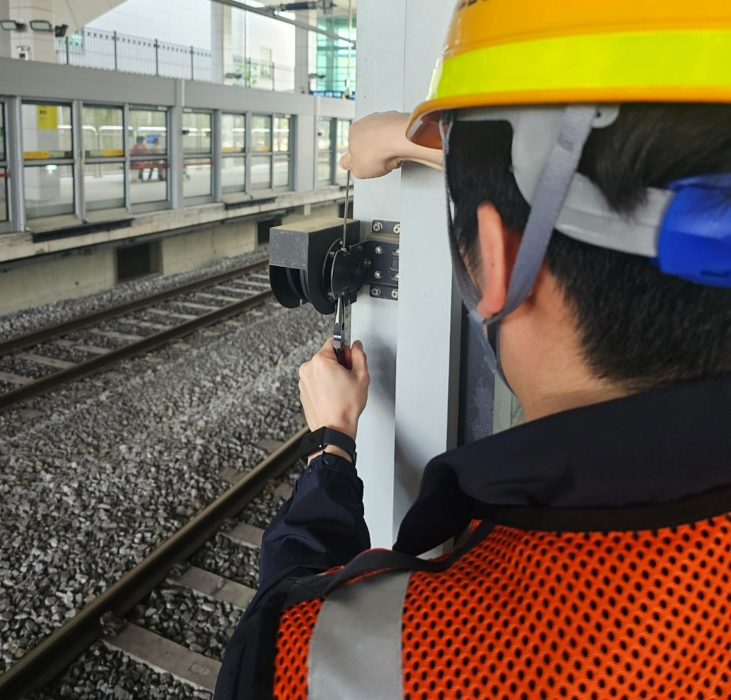 수도권서부본부 시흥건축직원이 사리역 레이저스캔센서 각도를 조정하고 있다.(사진=코레일)