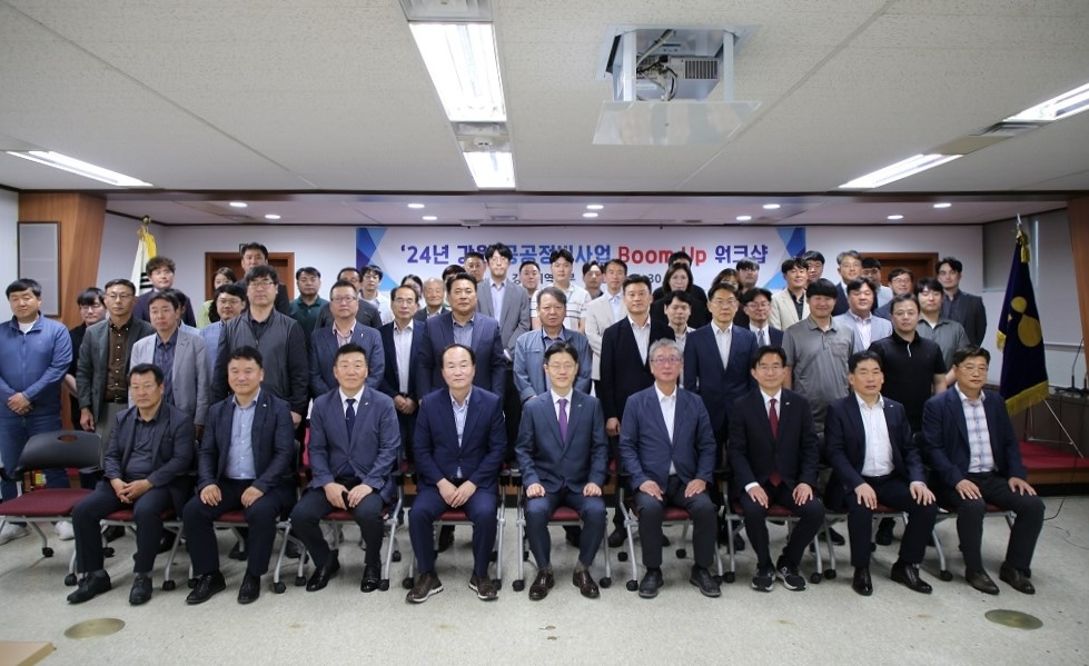 30일(목) 강원 춘천시 소재 LH 강원지역본부 대회의실에서 ‘24년 강원 공공정비사업 Boom-Up 워크숍’ 참여자들이 기념촬영을 하고 있다.(사진=LH)