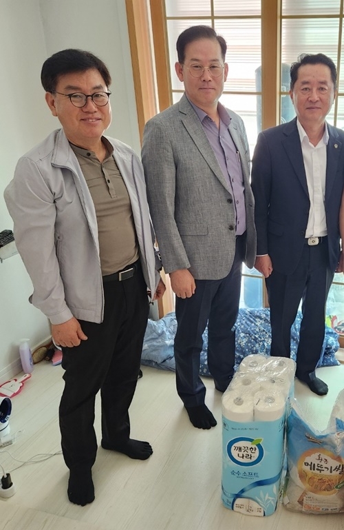 (사진왼쪽부터 김우형 위원, 이우열 회장, 최규삼 지부장).(사진제공=한국법무보호복지공단 부산지부)