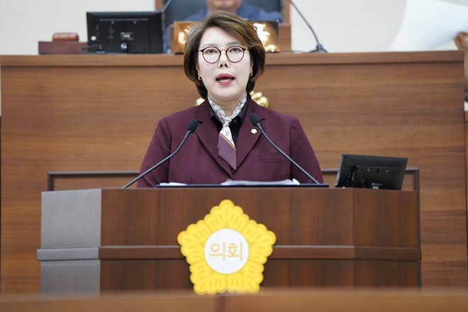 이분희 의원이 5분 자유발언을 하고 있다.