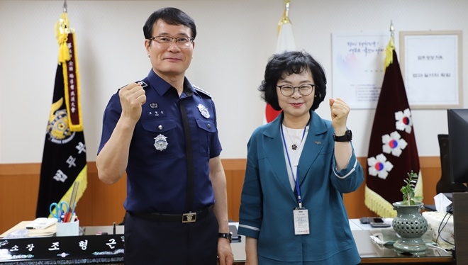 조형근 소장이 이외숙 진주교육지원청 교육장과 기념촬영.(사진제공=진주교도소)