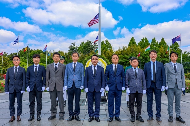 6월 4일 오전 장웅요 부산본부세관장(사진 왼쪽에서 다섯번째)이 유엔군 전몰 장병들 묘역에 참배 후 참석 직원들과 기념촬영을 하고 있다.(사진제공=부산본부세관)