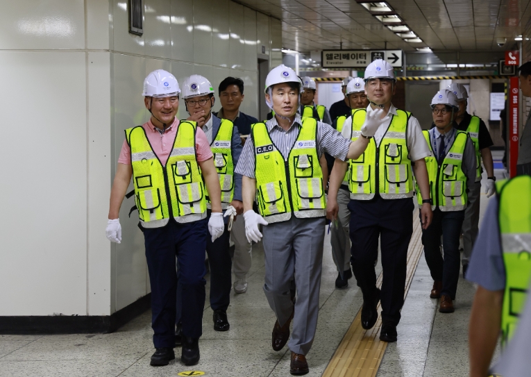 백호 서울교통공사 사장, 서울시의회 이병윤 부위원장과 제기동역 현장 안전점검 실시