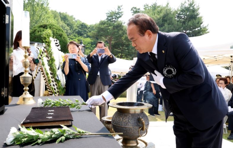 이덕수 의장이 현충탑을 방문하여 헌화를 하고 있다.