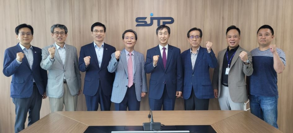 성남산업진흥원과 세종테크노파크가 해외 진출 활성화 및 기업지원 역량 강화를 위한 양해각서를 체결하고 기념촬영을 하고 있다.