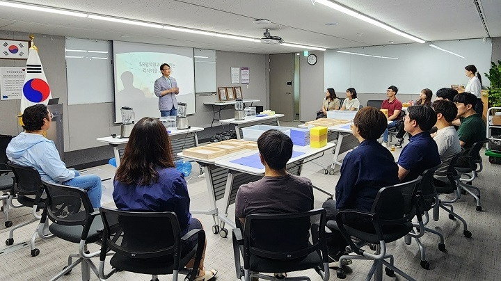 폐지 새활용 봉사활동 모습.(사진=SR)