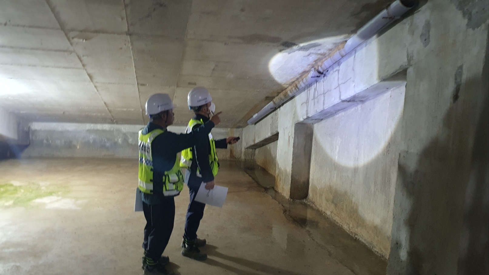 하니움문화스포츠센터 균열 및 누수상태 점검 전경.(사진=국토안전관리원)