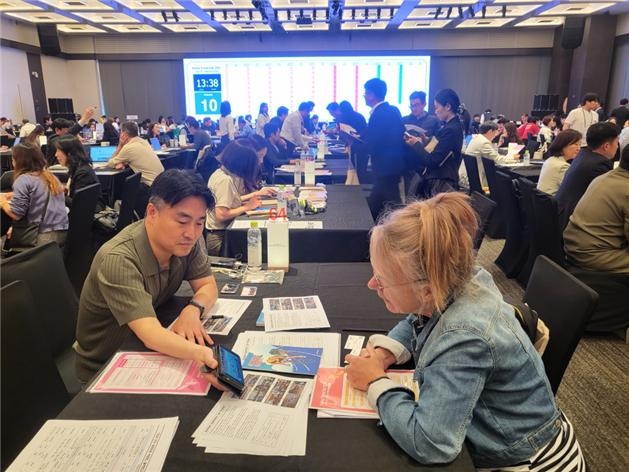 지난 3일부터 4일까지 열린 ‘2024 한국 테마 관광 박람회’에서 해외 여행업계 관계자에게 한국 경륜을 설명하고 있다.(사진=국민체육진흥공단)